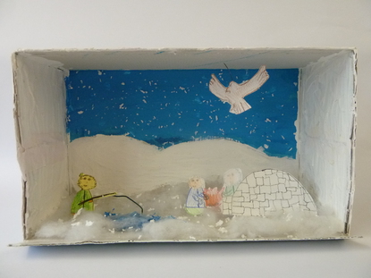 Ich habe Watte mit berresten einer Styroporverpackung bedeckt und als Schneeboden verwendet. Im Hintergrund sieht man ein paar Schneehgel und Schneeflocken. Aus Papier habe ich einen Iglu und drei Inuitmnnchen gemacht.