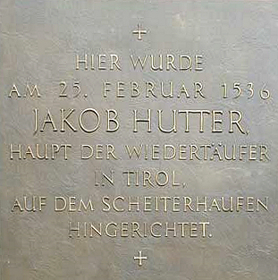 Gedenktafel Hinrichtung Huter &ndash; Goldenes-Dachl-Geb&auml;ude Innsbruck (Foto A. Prock)