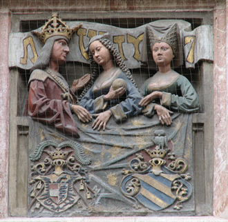 Goldenes Dachl in Innsbruck &ndash; Relief Maximilian und zwei Frauen (Foto A. Prock)