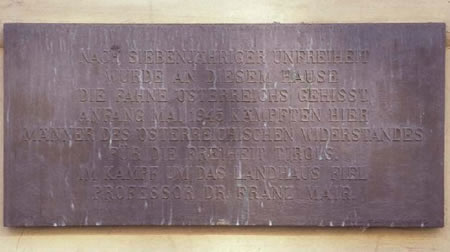 Mahntafel f&uuml;r den Widerstandsk&auml;mpfer Prof. Dr. Franz Mair am alten Landhaus (Foto A. Prock)