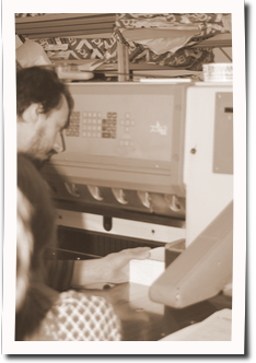 Beim Arbeiten mit der Schneidemaschine muss man besonders vorsichtig sein.