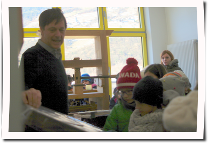 Die Bleilettern werden in einem Setzkasten mit 100 F&auml;chern aufbewahrt.