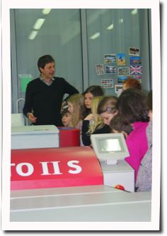 Die Maschine stellt die Aluplatten f&uuml;r den Druck her.